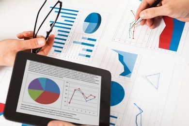 Graphiques et statistiques symbolisant les résultats d'une étude de marché sur mesure et le conseil en marketing BtoB pour l'industrie, le BTP et les services à l'industrie