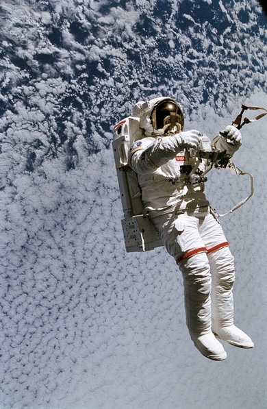 Astronaute dans l'espace symbolisant la rigueur, la méthodologie et la maîtrise du risque