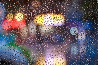 Image floutée par la pluie symbolisant nos prestations de conseil en marketing pour anticiper et gérer les situations économiques difficiles