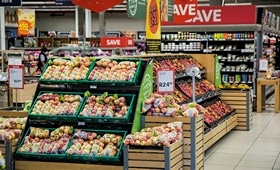 Rayon fruits et légumes d'un supermarché symbolisant la grande distribution, la vente de gros et le retail alimentaire