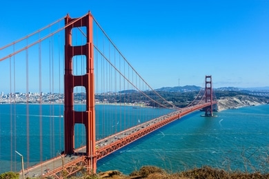 Pont de San Francisco symbolisant nos conseils en marketing pour développer l'activité commerciale, anticiper l'évolution économique ou doper les compétences de l'entreprise dans l'industrie et le B2B